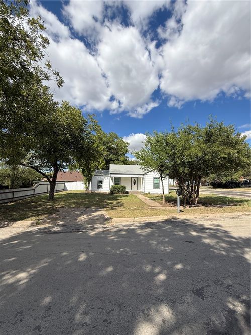 317 E 10th St, Coleman, TX, 76834-6547 | Card Image