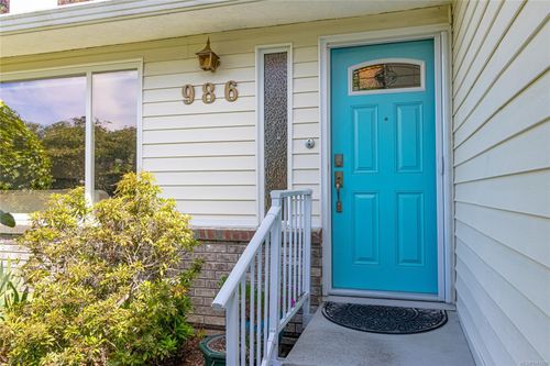 986 Lucas Ave, Victoria, BC, V8X4H5 | Card Image