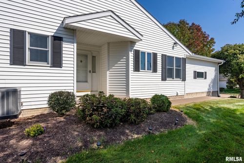 802 Falcon Dr, Le Claire, IA, 52753-9578 | Card Image