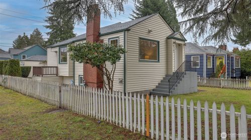 9752 Evanston Ave N, Seattle, WA, 98103-3134 | Card Image