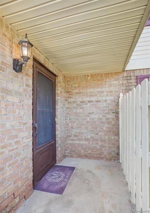 61101 Greenwood Dr, South Lyon, MI, 48178-1724 | Card Image