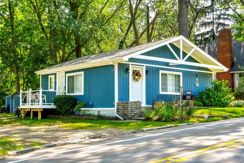 559 Heights Rd, Lake Orion, MI, 48362-2622 | Card Image