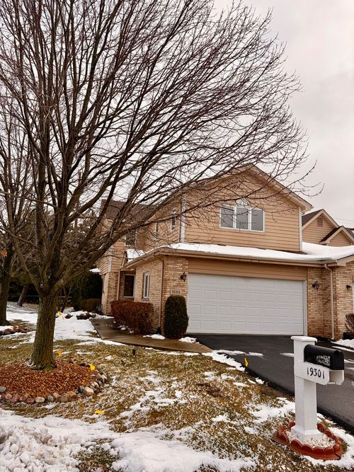 19301 Enclave Ln, Tinley Park, IL, 60487-4032 | Card Image
