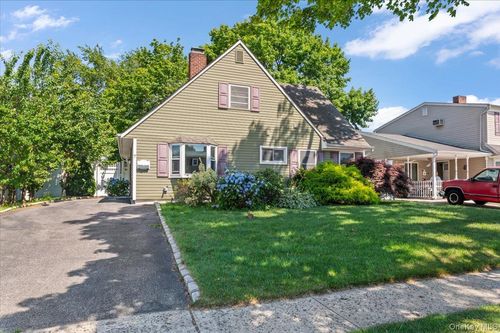 7 Chickadee Ln, Levittown, NY, 11756-2125 | Card Image
