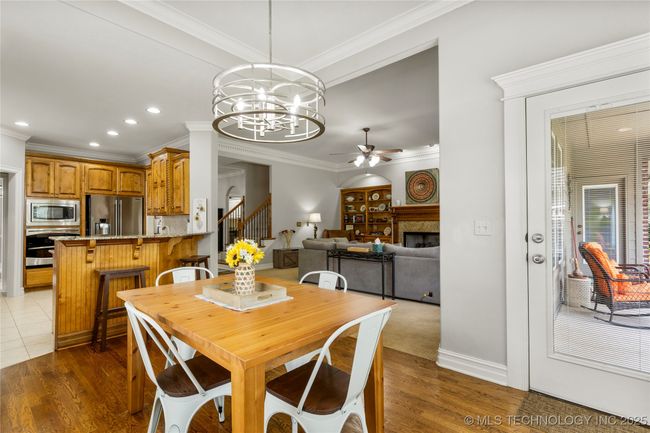 breakfast nook | Image 17
