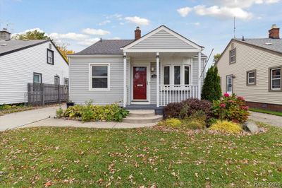 360 Hamata Avenue, Home with 3 bedrooms, 1 bathrooms and null parking in Hazel Park MI | Image 2