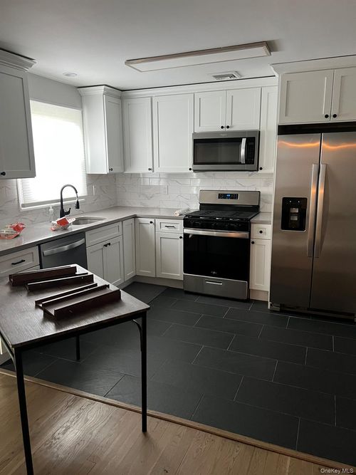 822 9th Street, West Babylon, NY, 11704 | Card Image