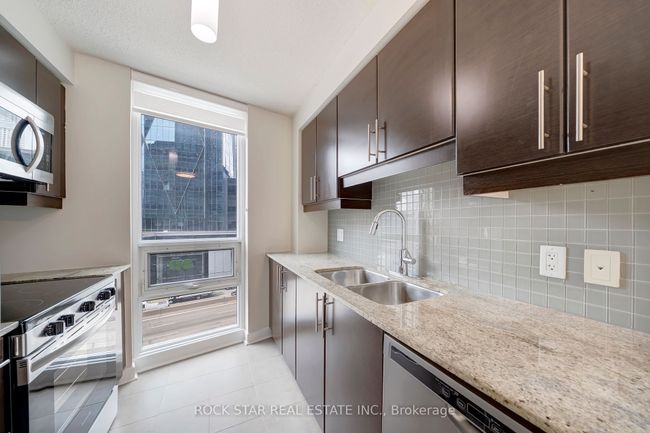 905 - 18 Harbour St, Condo with 2 bedrooms, 2 bathrooms and 1 parking in Toronto ON | Image 12