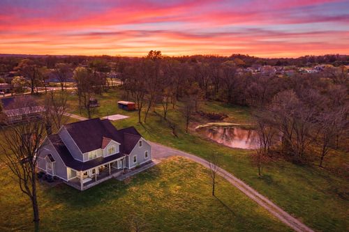 126 Laurelwood Dr, Shelbyville, TN, 37160-2135 | Card Image