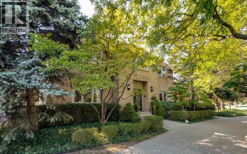 379 Elmgrove Dr, Windsor, ON, N8N4H2 | Card Image