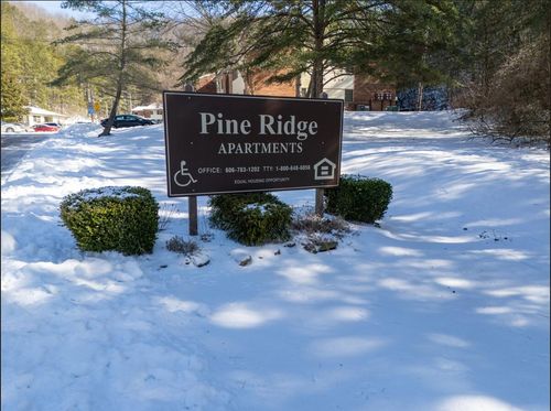 300 Pine Ridge Dr, Morehead, KY, 40351-1824 | Card Image