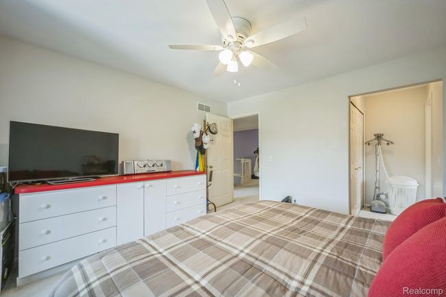34_38049_Lantern_Hill_Ct_Farmington_Hills_MI_48331_USA-Bedroom-194376_SEP-19.jpg | Image 33