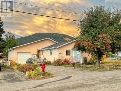 1220 Ash St, House other with 3 bedrooms, 2 bathrooms and 1 parking in Creston BC | Image 2