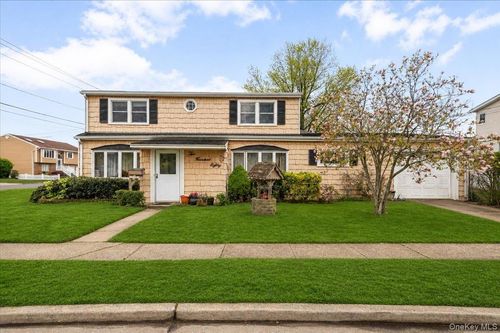 280 Division Ave, Massapequa, NY, 11758-7117 | Card Image