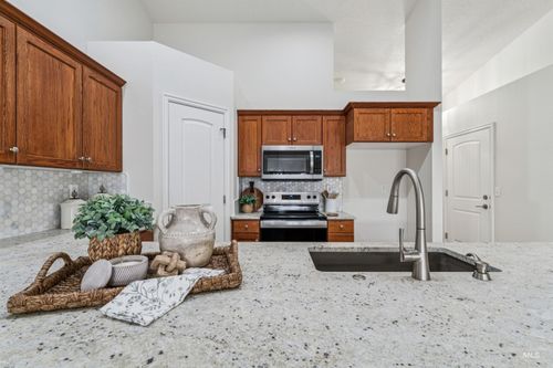 8070 W Penny Ln, Garden City, ID, 83714-1389 | Card Image