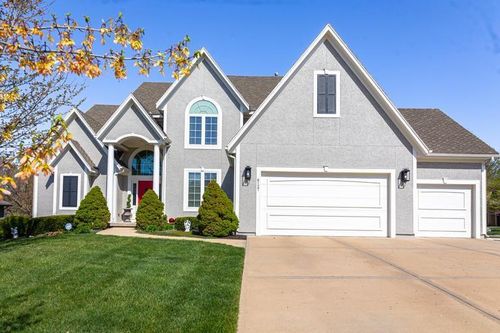 8127 Lone Elm Rd, Lenexa, KS, 66220-7202 | Card Image
