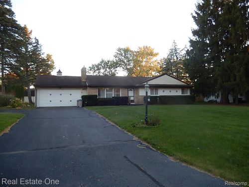 1092 Woodworth Dr, Grand Blanc, MI, 48439-4885 | Card Image