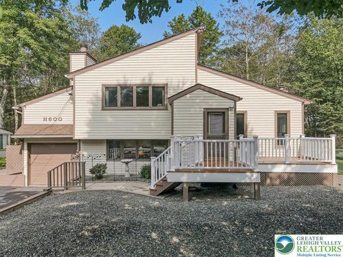 8495 Bumble Bee Way, Tobyhanna, PA, 18466-3426 | Card Image