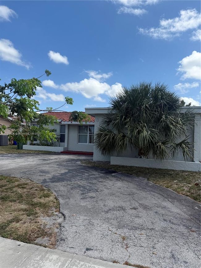8940 Johnson St, House other with 3 bedrooms, 2 bathrooms and null parking in Pembroke Pines FL | Image 6