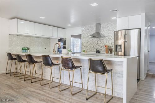 2221 Mohawk St, Las Vegas, NV, 89146-3311 | Card Image