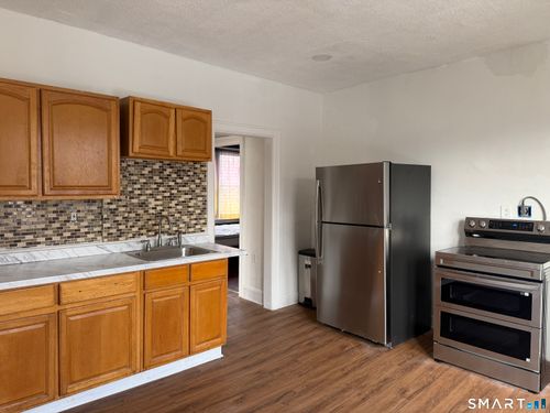 502 Edgewood St, Hartford, CT, 06112-2008 | Card Image