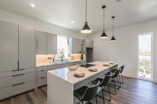 104 - 2210 Shea Rd, Condo with 2 bedrooms, 3 bathrooms and null parking in Dallas TX | Image 4