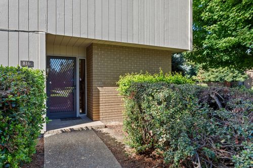816 Elmhurst Cir, Sacramento, CA, 95825-6605 | Card Image