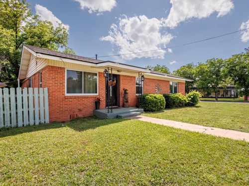 515 W Walnut St, Coleman, TX, 76834-4033 | Card Image