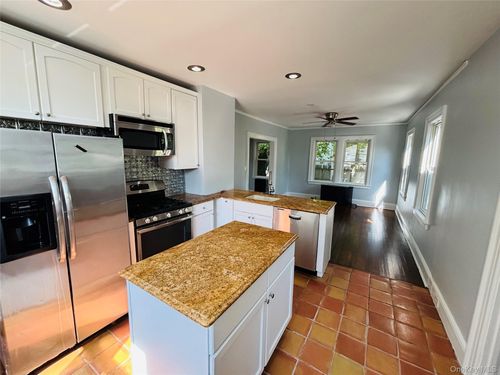 19 Ellwood St, Glen Cove, NY, 11542-2407 | Card Image