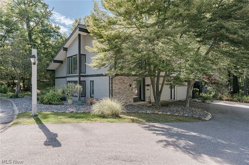46-6889 Woodwalk Dr, Brecksville, OH, 44141-2434 | Card Image