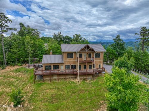2003 Crown Point Ln, Sevierville, TN, 37862-3058 | Card Image