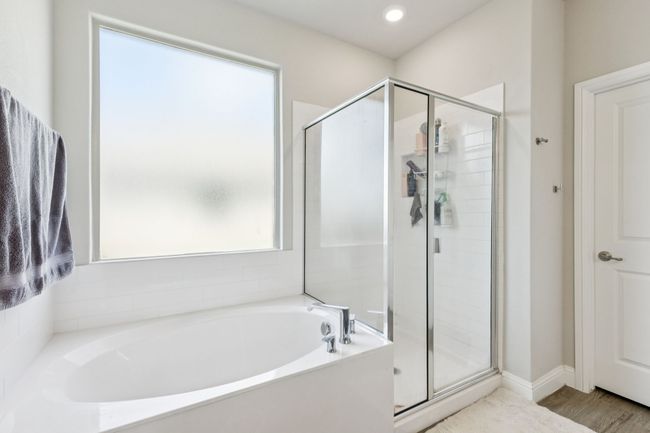 Seperate Shower and Bathtub | Image 20
