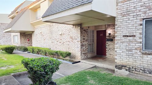 220 Village North Dr, Richardson, TX, 75081-4745 | Card Image