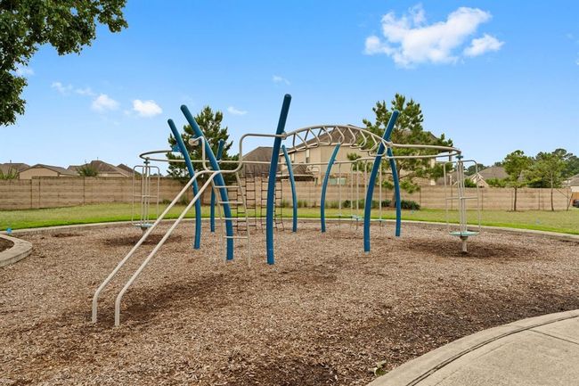 Just around the corner, you'll find this lovely park! | Image 43