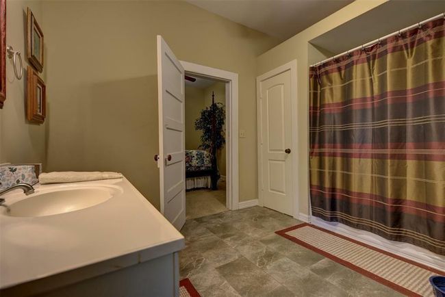 Hollywood bath shared by the two first floor bedrooms. | Image 30