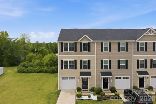 6121 Cutwater Cir, Charlotte, NC, 28269-3581 | Card Image