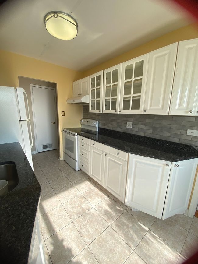 Quartz countertops and glass tilework | Image 15