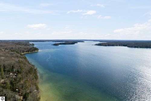b-8906-B Manhattan N, Traverse City, MI, 49685 | Card Image