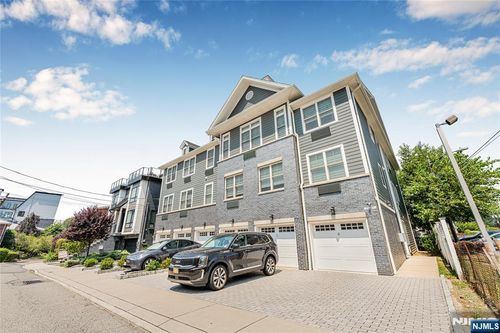 17 Cumbermeade Rd, Fort Lee, NJ, 07024-4112 | Card Image