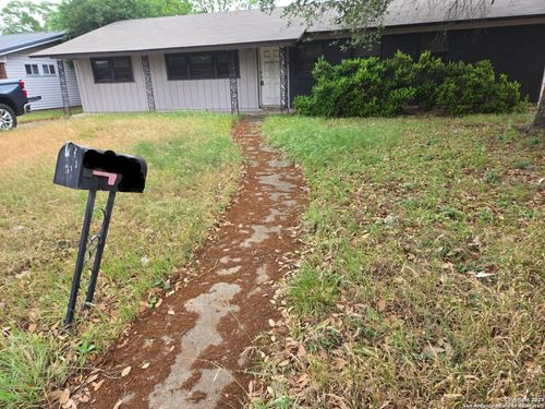 105 N Moss St, Seguin, TX, 78155-5115 | Card Image