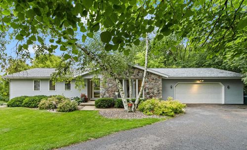 860 Iroquois Cir, Baraboo, WI, 53913-1279 | Card Image