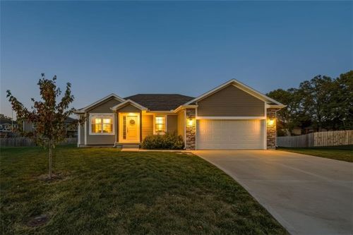 605 Ne Poplar Dr, Kansas City, MO, 64118-5120 | Card Image