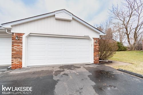 45297 Universal Ct, Shelby Township, MI, 48317-4943 | Card Image