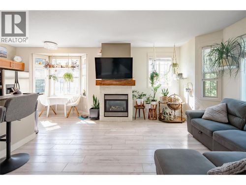 101-952 Lawson Ave, Kelowna, BC, V1Y6T1 | Card Image