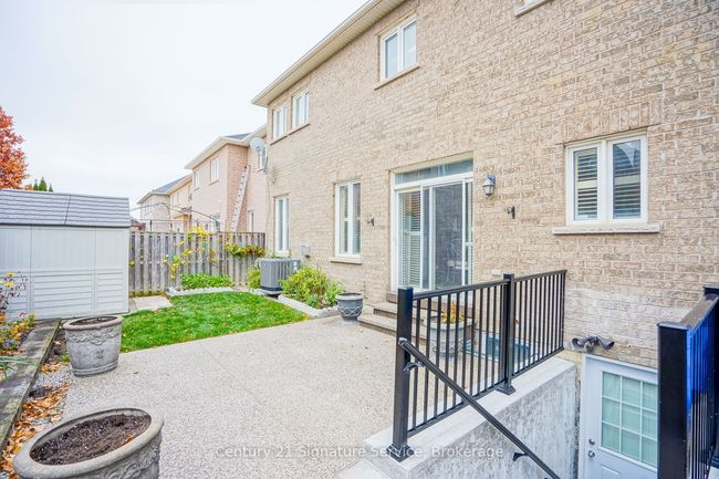 2 - 27 Braddock Dr, House other with 2 bedrooms, 1 bathrooms and 1 parking in Brampton ON | Image 4