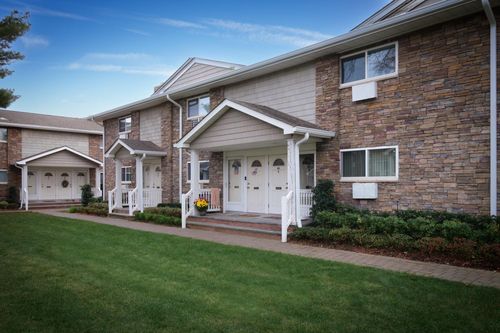 ra69-100 Friendly Ct, Babylon, NY, 11702-2206 | Card Image
