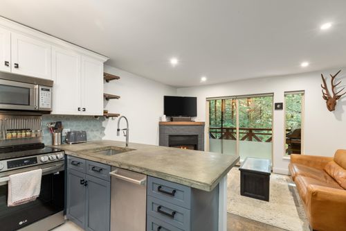 113-3070 Hillcrest Dr, Whistler, BC, V8E0V1 | Card Image