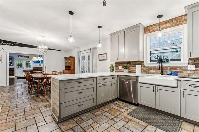 LIGHT & BRIGHT UPDATED KITCHEN | Image 5