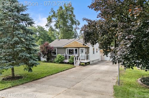 5575 Berkley Dr, Waterford, MI, 48327-2708 | Card Image
