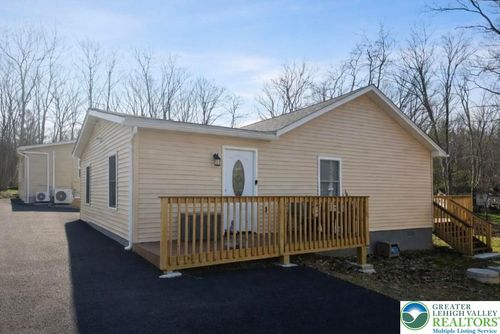 126 Evergreen Dr, Bushkill, PA, 18324-8004 | Card Image